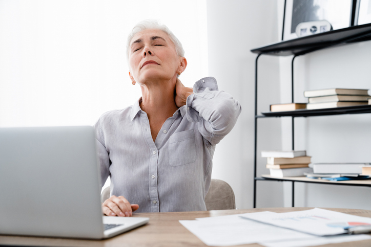 Kod osoba starijih od 50 godina, bol u vratu obično je uzrokovan cervikalnom spondilozom